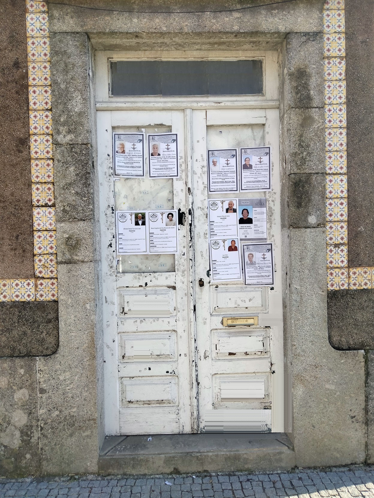 Avisos de falecimentos numa porta da Rua Visconde de Alentém, Lousada