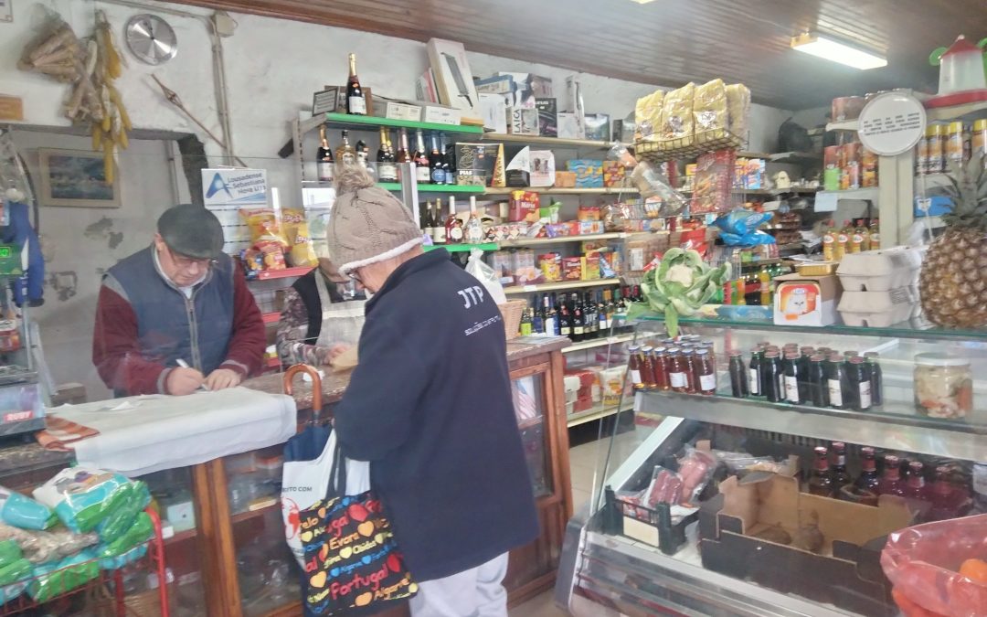 As mercearias matam a fome a muita gente sem dinheiro