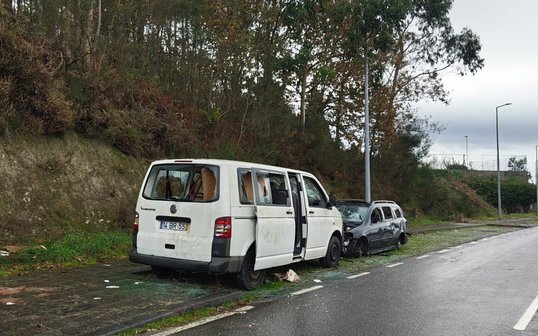 Carros abandonados na via pública
