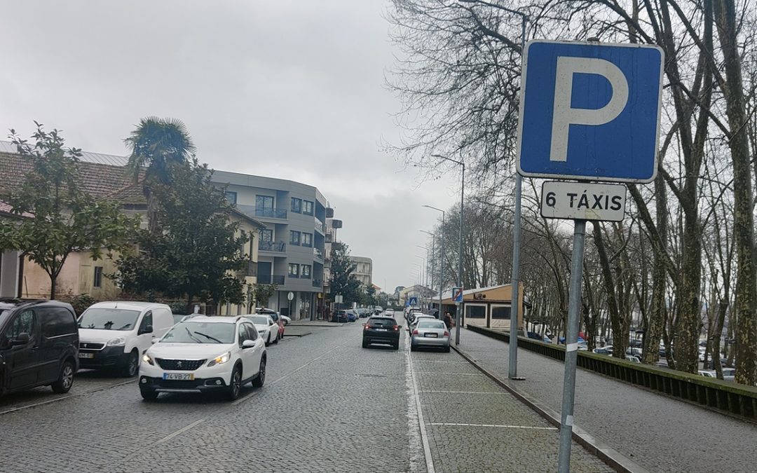 Praça vazia causa multas de estacionamento